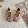 Sapatos de Couro Infantis 2026 Nova Coleção Primavera e Outono Sapatos Macios com Laço para Meninas Sapatos Versáteis da Moda para Bebês