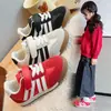 Zapatos deportivos rojos transpirables para niños 2026 modelo nuevo primavera y otoño para niños y niñas, zapatos casuales para bebés y niños pequeños, modernos