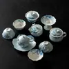 Juego de té de cerámica pintado a mano bajo vidriado azul con motivos de peces y lotos, que incluye un gaiwan, tetera, taza de maestro, taza de té, taza de degustación, quemador de incienso y soporte para tetera