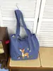 Bolsa de mano vintage estilo bosque con ciervo, un look natural relajante para principios de otoño, bolso de hombro con bordado elaborado, bolsa de nylon con cordón