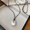 Colar com pingente de madeira e cordão de couro, moderno, na moda, versátil, estiloso, corrente para suéter, luxo discreto, toque de alta qualidade, atacado de joias