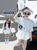 Conjunto Curto de Verão para Meninas 2026 Novo Estilo Moda Coreana Infantil Estilo Letra Manga Curta Saia Bolha Conjunto de Duas Peças