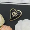 Nuevo Broche de Resina Negro con Forma de Corazón Estilo Chanel, Sin Decoloración, con Pedrería Doble C, Ornamento de Pecho en Forma de Corazón de Lujo Ligero de Alta Calidad, Réplica