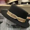 Chapéu de Lã Novo de Topo Reto para Outono e Inverno para Mulheres com Decoração de Corrente em Cetim Chapéu de Feltro Estilo Retro Francês Chapéu de Aba Reta Estilo Celebridade da Internet