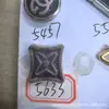 Venta Directa de Fábrica de Diversas Placas de Aleación de Zinc Marca Miao, Etiquetas de Letras Metálicas, Etiquetas Cosidas a Mano y Etiquetas para Ropa