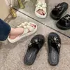 Chinelos Femininos de Verão para Casa Antiderrapantes Estilo Coreano Modernos Tendência Estilo Ins Celebridade da Internet Versátil Roupa Exterior Sandálias de Uma Tira e Chinelos de Verão