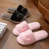 Zapatillas de Algodón de Invierno Estilo Francés Bordado de Letras para Mujer de Una Tira Calientes Cómodas Versátiles para el Hogar Interior Zapatillas de Piel