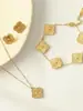 Estilo Igual al de Celebridad de Internet Corte Láser Flor Cortada Trébol de Cuatro Hojas Traje Collar Pulsera Pendientes Juego de Tres Piezas Moda Joyería Elegante