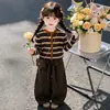 Conjunto de Otoño para Niñas 2026 Nuevo Cárdigan de Rayas con Top y Pantalones Anchos Infantiles Conjunto de Dos Piezas de Otoño Super Elegante