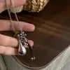 Collar con colgante de pez de piedra y gota de agua en cordón de cuero vintage, diseño simple y elegante, cadena para la clavícula, accesorio versátil para el trabajo