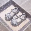 Zapatos individuales para niña de boca baja 2025 verano nuevos moda pedrería zapatos de actuación para niños nuevos zapatos de cuero para niña de suela blanda