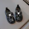 Zapatos de princesa con lazo de perlas para niñas, nueva colección de otoño, zapatos de cuero de suela blanda, zapatos de vestir elegantes para niñas pequeñas, zapatos de actuación para niños