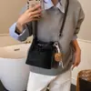 Bolso Cubo de Mano Versátil Retro de Gama Alta para Otoño e Invierno para Mujer 2025 Nueva Moda Bolso de Hombro Individual Cruzado