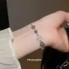 Colgante de Flor Hueca Ovalada de Corazón de Zircón Pulsera Deslizante Pulsera de Lujo Ligero de Gama Alta Pulsera de Moda Versátil