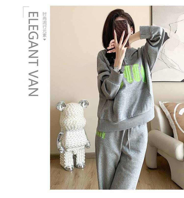 跨境淘货源分销2024秋冬季新款街头潮流减龄小个子爆款欧货网红款运动套装休闲运动气质休闲时尚流行新款秋装秋装女装时尚套装套装女装秋季套装女套装女女士运动服女装两件套套装卫衣套装休闲套装秋季套装女装时尚套装盐系休闲套装女装2024百搭设计感小众洋气欧货阿里国际站跨境采购Cross-border, shopping source, foreign trade, export, distribution 2024 fall, winter, new, street trend, explosive, European goods, network red, sportswear, leisure sports, temperament leisure, fashion popular, new autumn wear, autumn women's wear, fashion suit, women's wear, women's wear, women's wear, women's sportswear, women's two-piece, hoodie suit, casual suit, autumn suit, women's wear, Fashion suit salt department, casual suit women's dress, Ali International Station, cross-border procurement