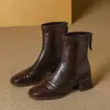 Botas curtas de couro para outono e inverno, novo estilo britânico, confortáveis para os pés, salto médio, salto grosso, bico quadrado, zíper traseiro, botas estilo Martin femininas