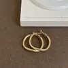 Brincos de Argola Simples com um Toque de Nicho e Alto Padrão, Cor Dourada, Brincos Circulares Elegantes, Estilo Europeu e Americano, Exagerados, Minimalistas, Acessórios Versáteis para Outono e Inverno