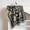 Bufanda chal jacquard estilo francés, azul fresco y blanco con estampado paisley, hecha de cachemir sintético, de doble capa para mayor calidez, con flecos y patrones geométricos étnicos