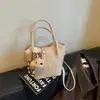 Bolso cubo transfronterizo de estilo relajado, un bolso cruzado moderno y a la moda para mujer, con un diseño simple de color liso, y se puede llevar como bolso de mano o bolso de hombro.