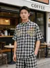 Camisa Manga Curta Xadrez Retrô com Patch de Letra Bordado com Pérolas para Homens, Novo Estilo Primavera e Verão, Top Casual Solto para Casais, Mulheres