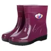 Botas de lluvia para mujer, botas de lluvia de media pantorrilla con forro polar, zapatos impermeables para adultos de caña corta, estilo coreano para mujer, antideslizantes, de moda para todas las estaciones