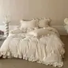 Conjunto de quatro peças de algodão e linho estilo francês retrô suave, grau A, para atacado, com bordados florais pequenos e bordas franzidas, capa de edredom e lençol estilo preguiçoso