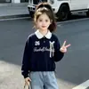 Conjunto de Dos Piezas para Niñas de Primavera y Otoño Estilo Coreano Moda Sudadera con Cuello Polo Recortado de Encaje Patchwork Jeans Dulces con Lazo
