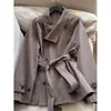 2026 novo trench coat feminino, com gola assimétrica curta, acinturado, de caimento levemente solto, atacado N6BW2735
