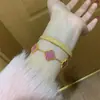 Pulsera de Oro con Diamantes Completos Pulsera de Cinco Flores Rosa para la Riqueza y Flor de Durazno Nuevo Estilo Chino Temperamento Exquisito Regalo para Novia
