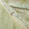 Uma. Conjunto de cama de quatro peças 100% algodão, com lado B em veludo de leite, capa de edredom de algodão escovado, lençol de cama de fleece de coral espesso e quente, e colcha