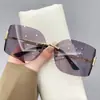 Gafas de Sol Europeas y Americanas de Moda con Montura Curva Sin Marco para Mujer, Personalidad Y2K Dulce Fresca Chica Picante Celebridad de Internet Estilo Callejero Protección Solar Gafas de Sol Versátiles