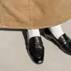 Mocassins de Couro Camélia Estilo Francês Primavera 2026 Salto Grosso Salto Baixo Bico Redondo Couro Genuíno Corte Profundo Sapatos Individuais para Mulheres
