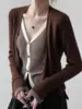 Cárdigan de punto V-neck estilo retro coreano color café, dos piezas falsas para mujer, principios de otoño 2026, top extremadamente elegante y de aspecto maduro