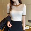 Camiseta Tricotada de Manga Curta com Blocos de Cor 2024 Novo Design Nicho Elegante Slim Fit Versátil Top para Mulheres