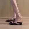Piel de Cordero Súper Suave Seda Francesa Lazo Suave Correa Única Tacón Grueso Chanclas Ropa de Exterior para Mujer con Faldas Chanclas