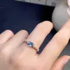 El anillo de topacio es de calidad impecable con un excelente color de fuego, y la piedra principal mide 5*5 mm.. Plata 925 incrustación finamente elaborada