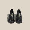 Mocassins Dourados Estilo Francês com Aumento Interno de Altura Inspirados em Moedas de Ouro Chanel para Mulheres, Novos Sapatos de Couro Estilo Britânico com Sola Grossa para Mulheres, Coleção Primavera/Outono 2025