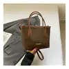 Bolsa Casual Retro Texturizada 2025 Novo Estilo Feminina Simples e Fresca Para Trabalho e Deslocamento Grande Capacidade Bolsa de Ombro Única Bolsa Quadrada Pequena