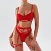 Novo estilo de comércio exterior: conjunto de lingerie estilo retro com anel de metal, cinta-liga com malha transparente, apresentando um design sedutor, alças para meias e anéis para as pernas - um conjunto de quatro peças para mulheres