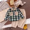Conjunto de Camisa a Cuadros Retro para Niños Otoño 2026 Estilo Primavera y Otoño Camisa Casual de Color Contrastante con Cuello Campana y Doble Bolsillo para Niños