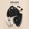 Conjunto deportivo de dos piezas para niños para primavera y otoño, chaqueta tipo cárdigan con bloques de color y cuello alto y pantalones deportivos holgados, ropa infantil a la moda