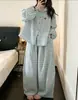 Pijama feminino estilo coreano para primavera e outono, xadrez azul claro com bordados florais pequenos, conjunto de calça comprida e manga comprida de corte solto para casa