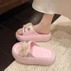 Chinelos Femininos de Verão para Uso Externo com Tira Única, Laço Estilo Francês, Sandálias de Praia, Novo Modelo 2026, Chinelos com Solado Grosso, Moda Inspirada na Chanel