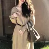 Novos estilos de outono e inverno: vestidos maxi de tricô elegantes e sofisticados com um toque de casaco, perfeitos para criar um look cool e chique. Vestidos de tricô macios e delicados para mulheres