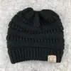 2017 Más vendido Otoño e Invierno Europeo y Americano ebay Amazon Etiquetado CC Gorro de punto de lana liso para la cabeza Gorro para la cabeza con cola de caballo para exteriores