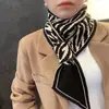 Invierno nuevo tablero de ajedrez Bufanda cruzada a cuadros para mujer Toalla de oreja con letra Bufanda pequeña estilo coreano Otoño e invierno Tejido de lana