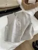 Chaleco tejido retro de cuello redondo con pequeños botones dorados, sin mangas, corte holgado, estilo coreano, versátil, adelgazante, adecuado para usar en capas en primavera y otoño.