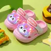 Nuevas pantuflas cerradas luminosas Coolomi para niñas, zuecos de verano para niños, sandalias suaves antideslizantes para bebés que se iluminan