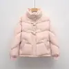 Nueva colección de otoño e invierno Pinghu Chixin: Chamarra acolchada corta de corte holgado con cuello alto y botones de cuerno, estilo mujer, directo del fabricante