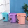 Cubo de plástico para el hogar, portátil, grande, engrosado, para almacenar agua, dormitorio de estudiantes, baño, con tapa, lavandería, pequeño, redondo